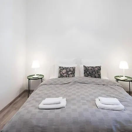 Extra Brand New Large With Air Con Budapeste