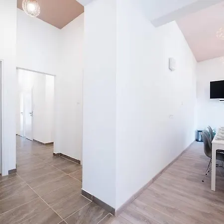 Extra Brand New Large With Air Con