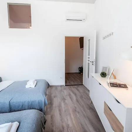 Extra Brand New Large With Air Con Budapeşte