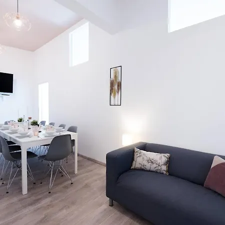 Extra Brand New Large With Air Con * Budapeşte