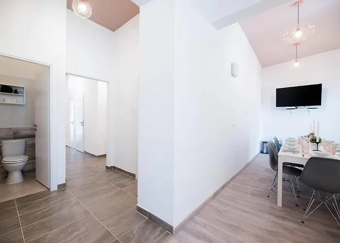 Extra Brand New Large With Air Con