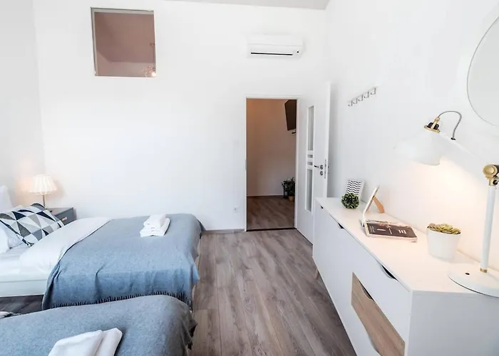 Extra Brand New Large With Air Con Budapest